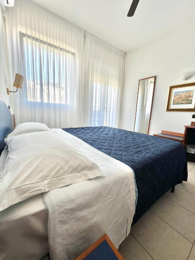 Hotel B&B Montecarlo ミラノ・マリッティマ エクステリア 写真