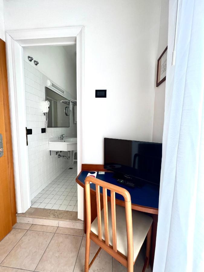 Hotel B&B Montecarlo ミラノ・マリッティマ エクステリア 写真