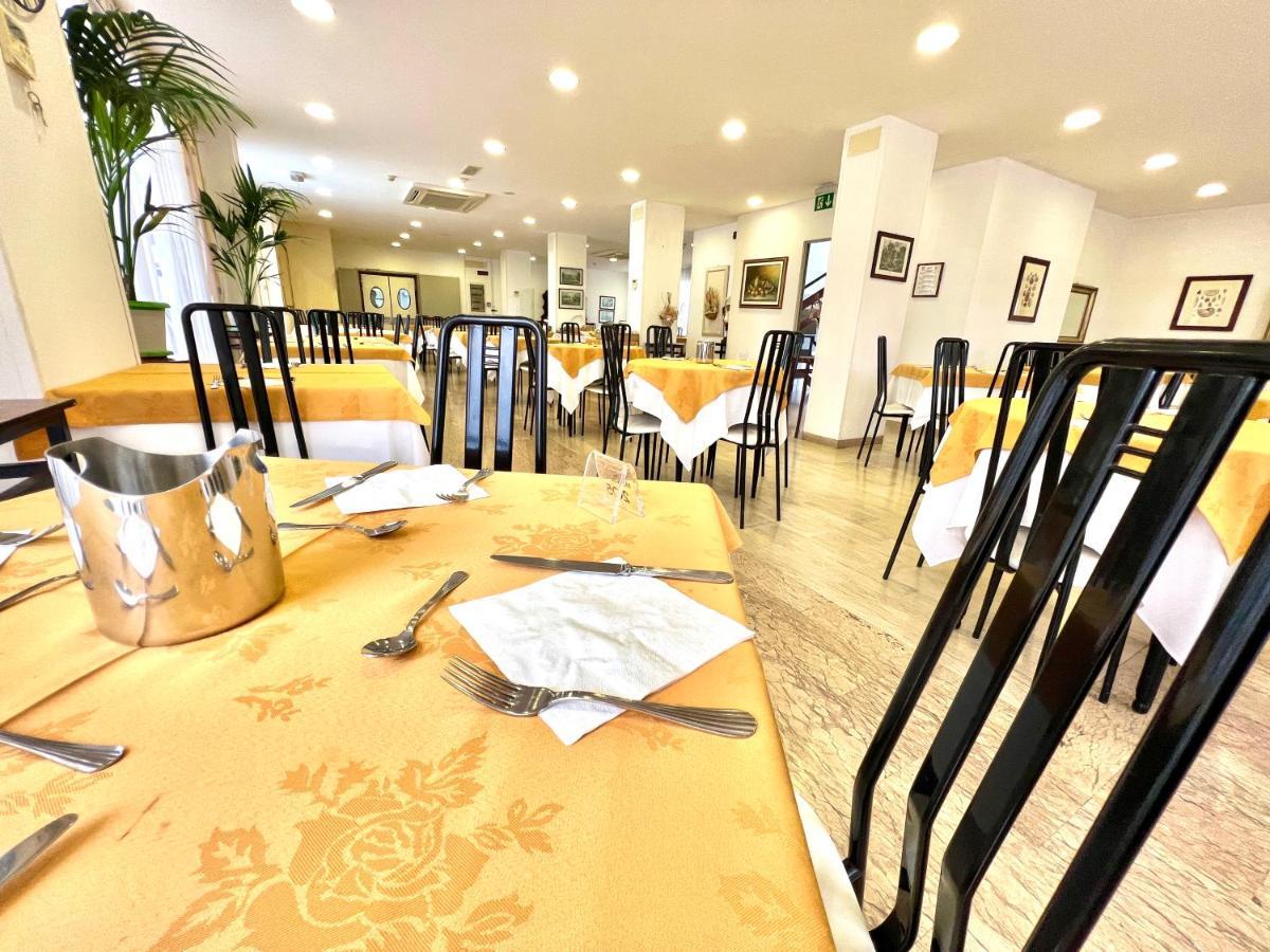Hotel B&B Montecarlo ミラノ・マリッティマ エクステリア 写真